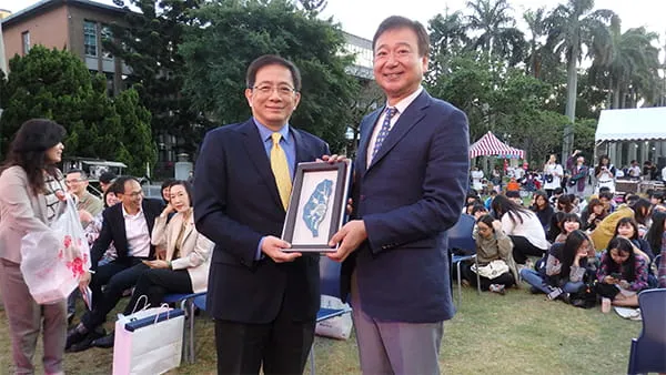 記念品を持った管中閔校長と千葉理事長のツーショット