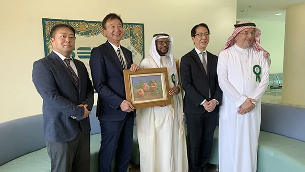 絵画を持って記念撮影