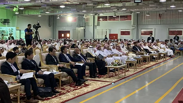 広い会場の中、何列もの席に大勢の参加者が座る景色