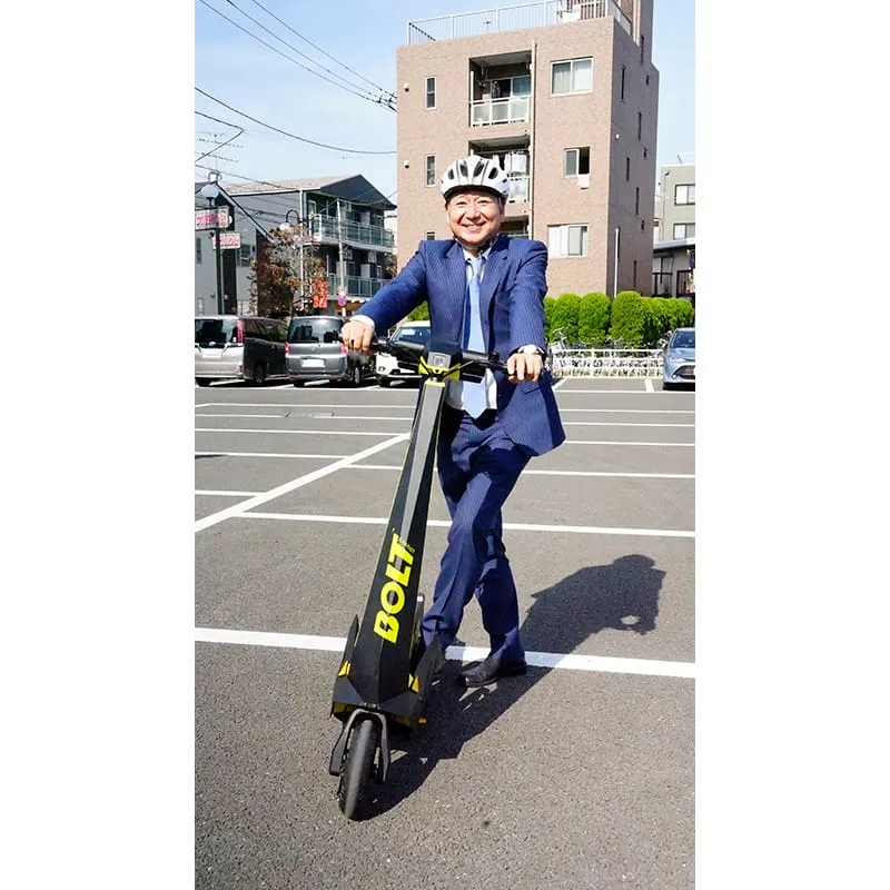 試乗して楽しそうに笑う千葉理事長