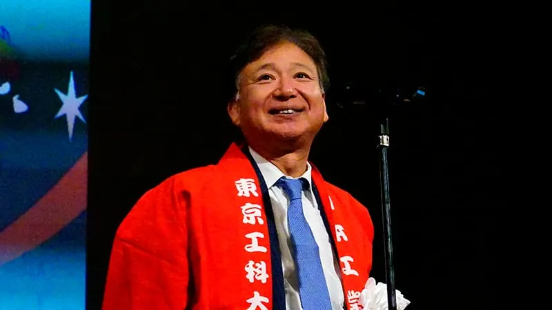 赤い法被を着た笑顔の千葉理事長