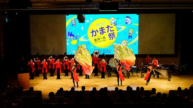 大きな旗を2つ使用したダイナミックなパフォーマンス