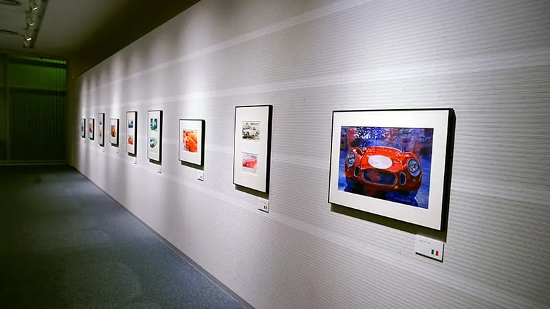 ギャラリーの壁に展示されている沢山の展示物（イラスト）