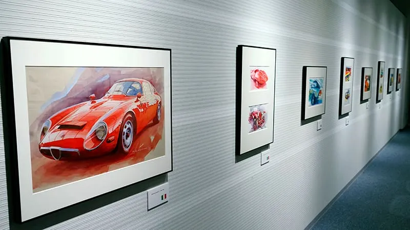 ギャラリーの壁に展示されている沢山の展示物（イラスト）