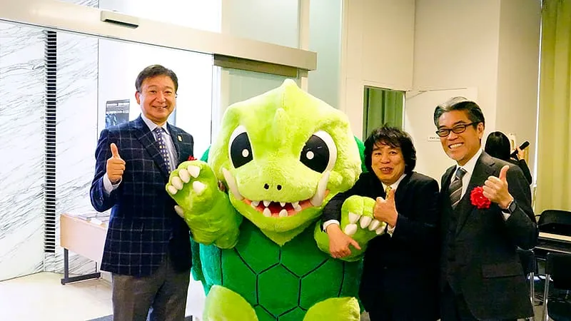 可愛いガメラの着ぐるみと千葉理事長と他2名の記念写真