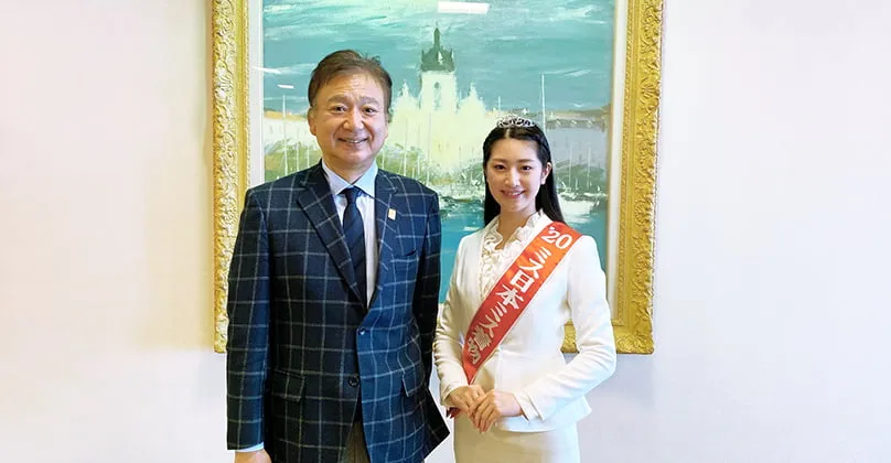 ミス日本コンテスト2020・ミス着物の女子生徒と千葉理事長のツーショット