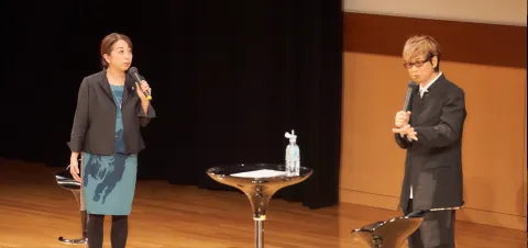 壇上に立ちトークをする山寺さんと富永先生