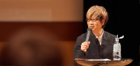 壇上でトークをする山寺さんを見る学生