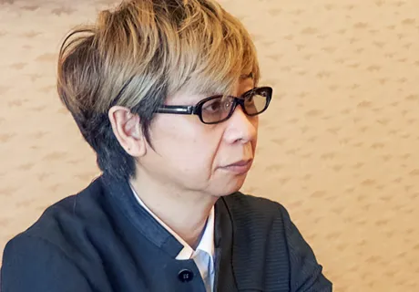 思案する山寺さんの横顔