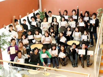 資格試験の合格証書を持って集まり記念撮影