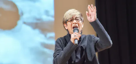 表情や手振りも合わせ全力で表現する山寺さん