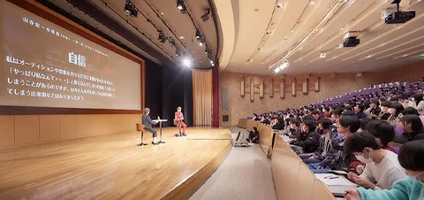 壇上でトークをする2人を見つめる沢山の生徒たち