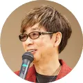 笑顔で話す山寺さん