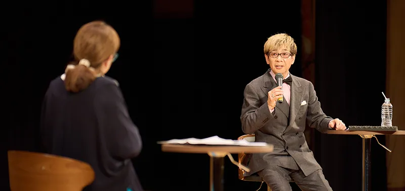 壇上で話す山寺さんと向かい合ってそれを見つめる富永先生