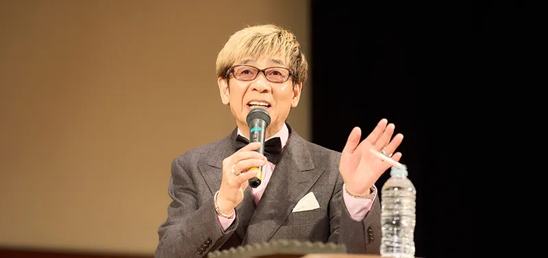 手振りを交えながらトークする山寺さん