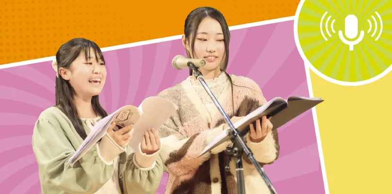 台本を広げ声をあてる2人の女子生徒