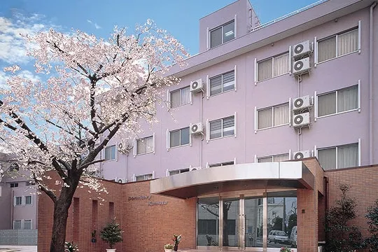 桜のシンボルツリーが咲いている女子寮の外観