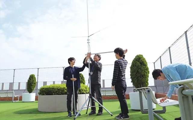 無線アンテナを設置している様子