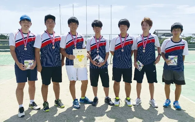 メダルや表彰状を持っての集合写真