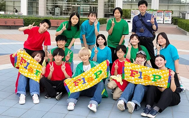 チームタオルを持っての集合写真