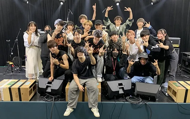 ステージに集まった賑やかな集合写真