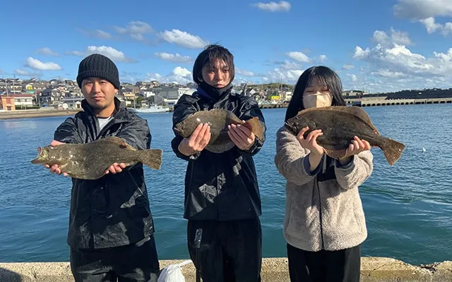 お魚を手にした集合写真