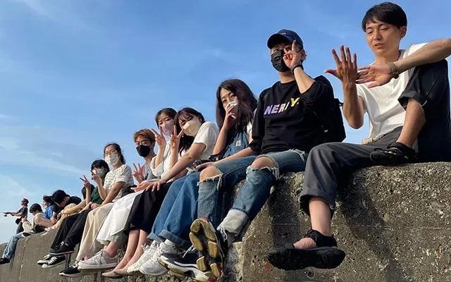 考えられた画角の集合写真