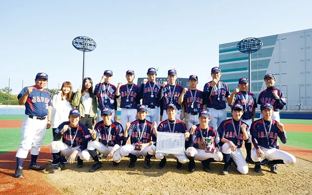 メダル、表彰状、カップをもって記念撮影