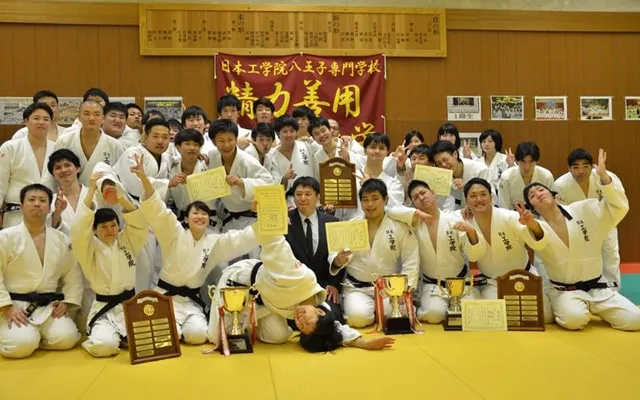 表彰状、カップ、記念盾を持って集まり記念撮影