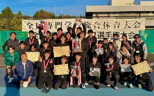 メダル、表彰状、カップを持って集まり記念撮影