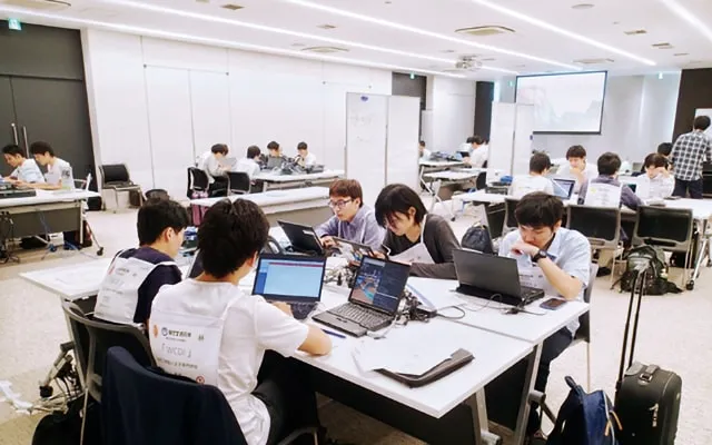 チームごとに活動している風景