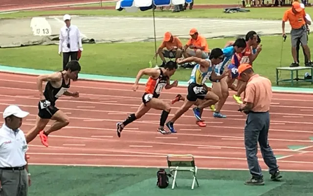 トラックを駆け抜けていく風景