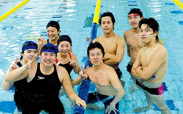 プールの中で記念撮影