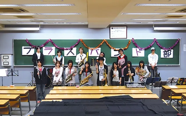 黒板を飾り楽器と一緒に記念撮影