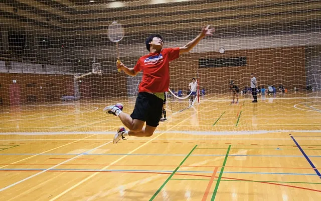 試合中のジャンピングスマッシュの風景