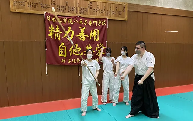 型の指導をしている風景