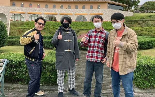 庭園で活動中に記念撮影