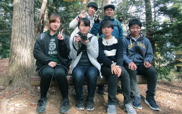 野外活動中の集合写真