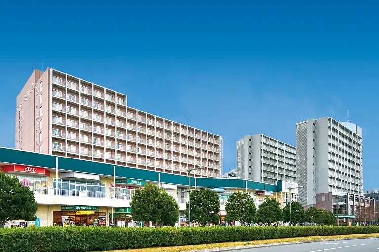 普遍的なデザインの学生寮の遠景