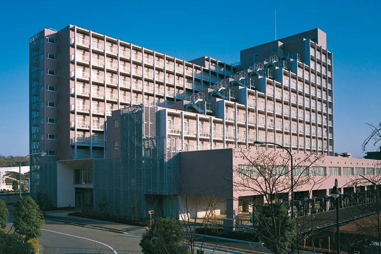 階段状の棟が手前にあるマンションのような外観の学生寮