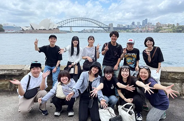 オーストラリアのシドニーオペラハウスを遠景に記念撮影