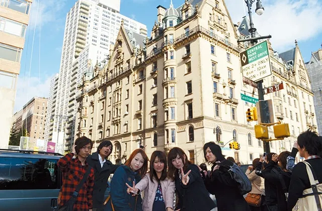 ニューヨーク、ダコタ・ハウス前で記念撮影