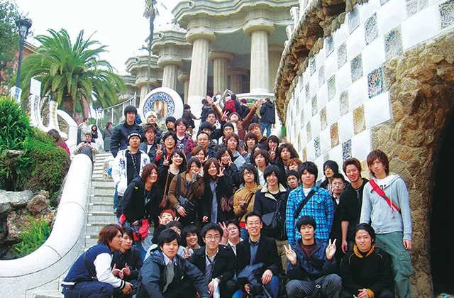 バルセロナ、ガウディの作品群の一つグエル公演で記念撮影