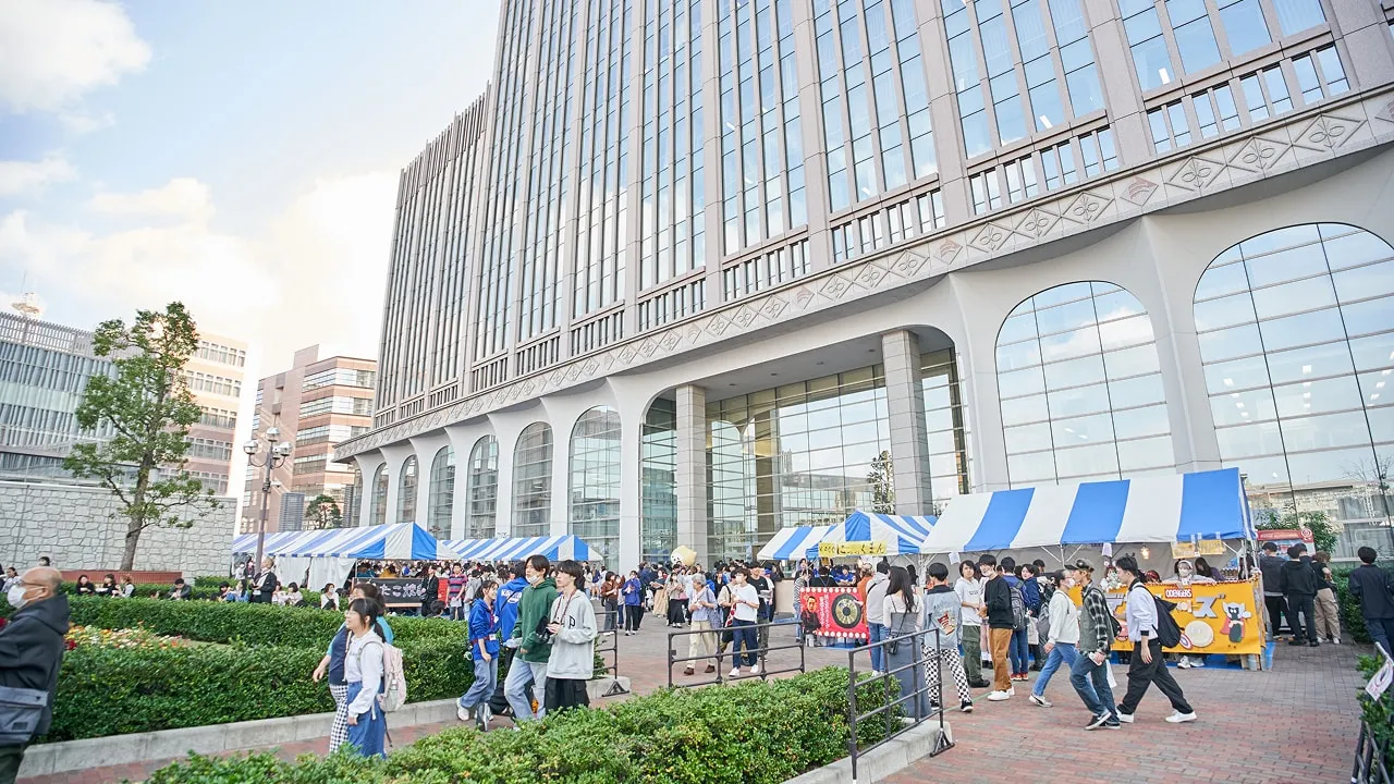 かまた祭中の校舎前の写真