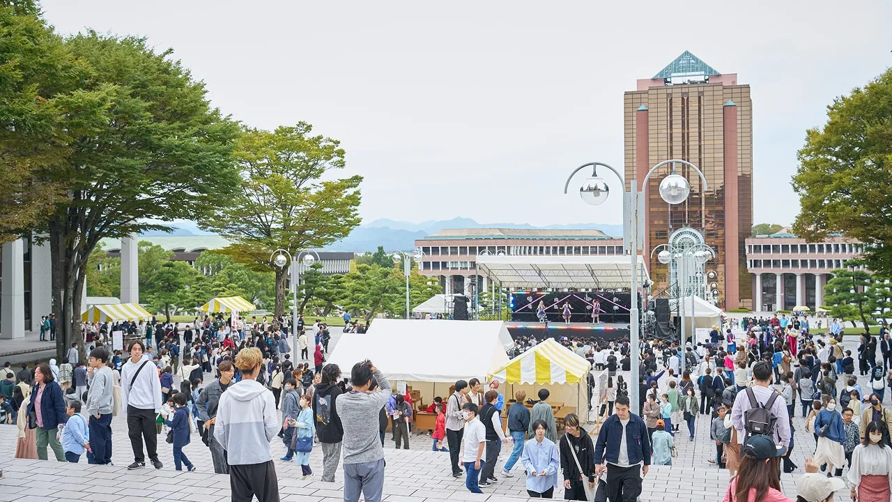 紅華祭中の八王子校舎前の風景