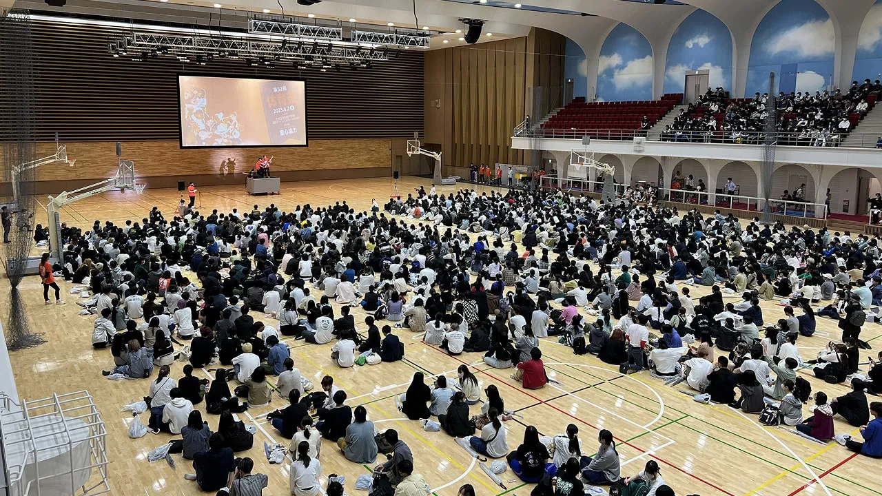 体育館で体育祭式典中の様子