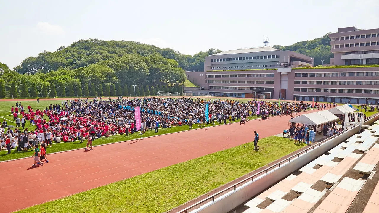 グラウンドで式典中の様子