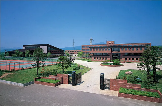 北海道校を正門の外側から撮ったカラー写真