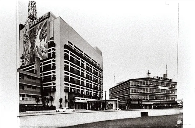 壁面のデザインに共通している印象がある新校舎と旧校舎のセピア調の写真