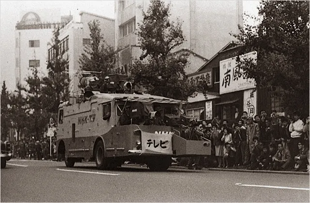 NHKと表示された今とは全く違う無骨な中継車が道路を走っているセピア調の写真